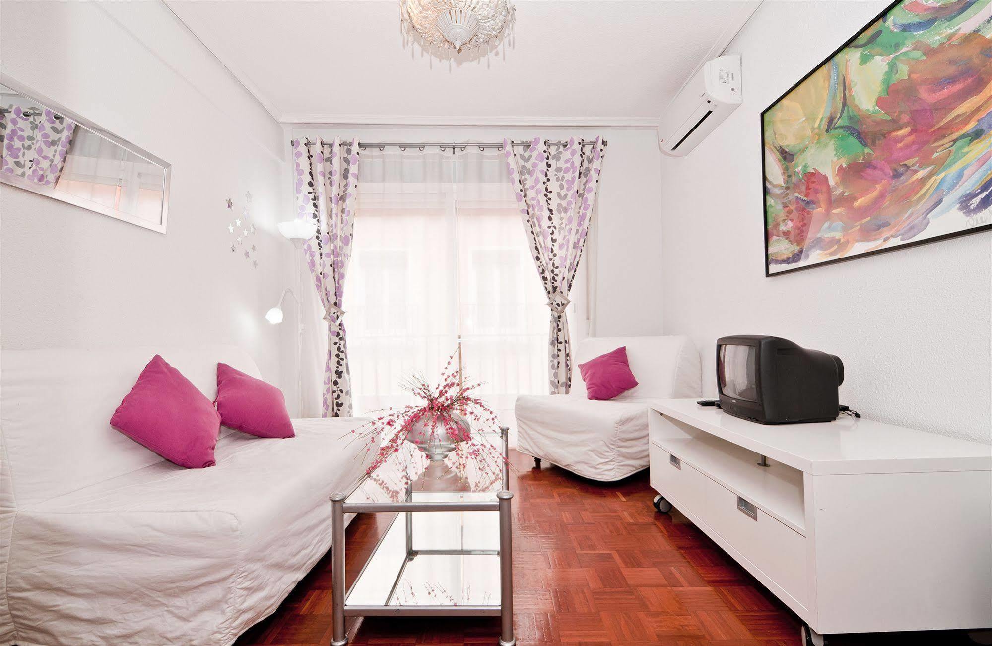 Apartamentos Aqui Me Quedo Madrid Bagian luar foto